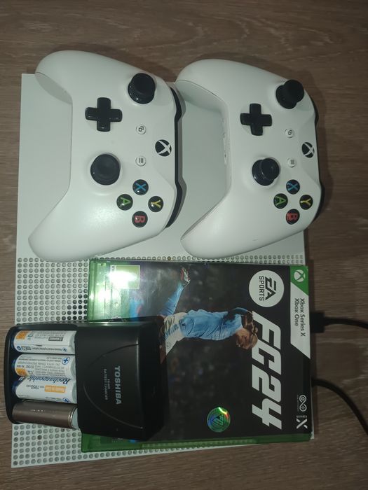 Vând Xbox One S cu 2 controllere , baterii reîncărcabile și joc FC24