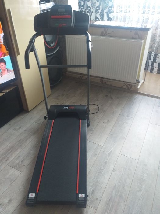 Bandă  electrică de   alergat nouă  utilizată o singură dată