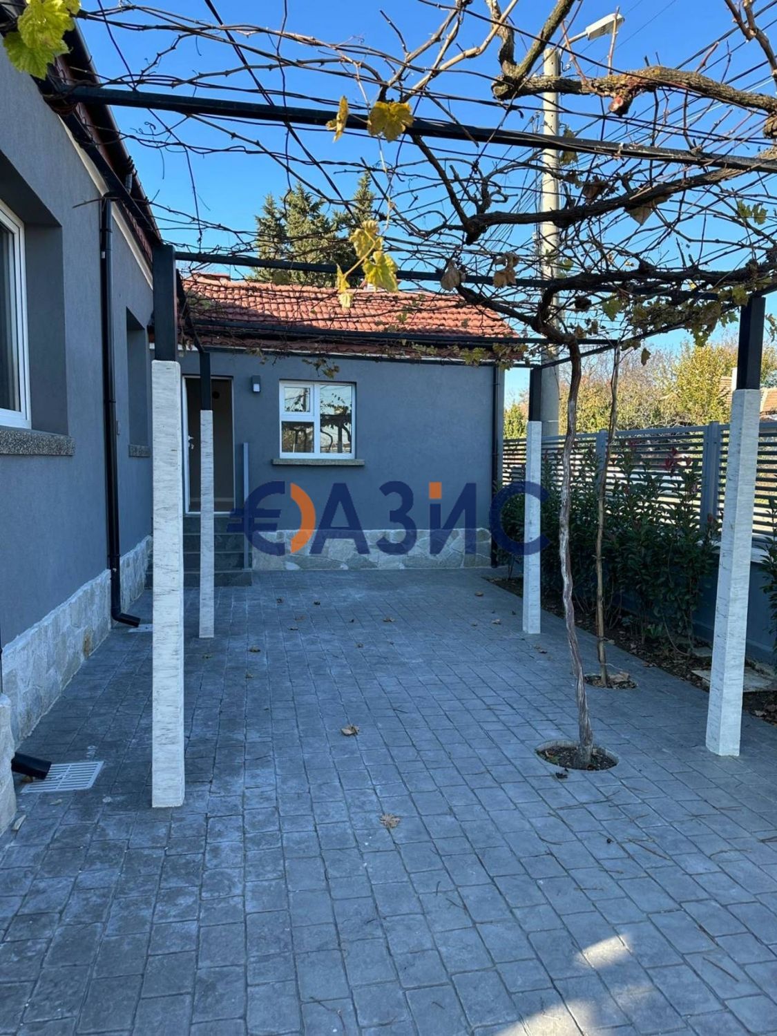 Къща с 3 спални 108 кв., с парцел 11 дка, с. Гюльовца, обл. Бургас,