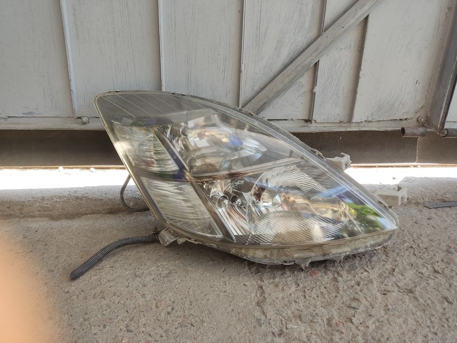 Фара Toyota isis