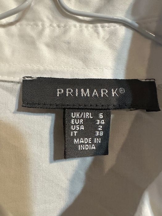 бяла риза с камъни