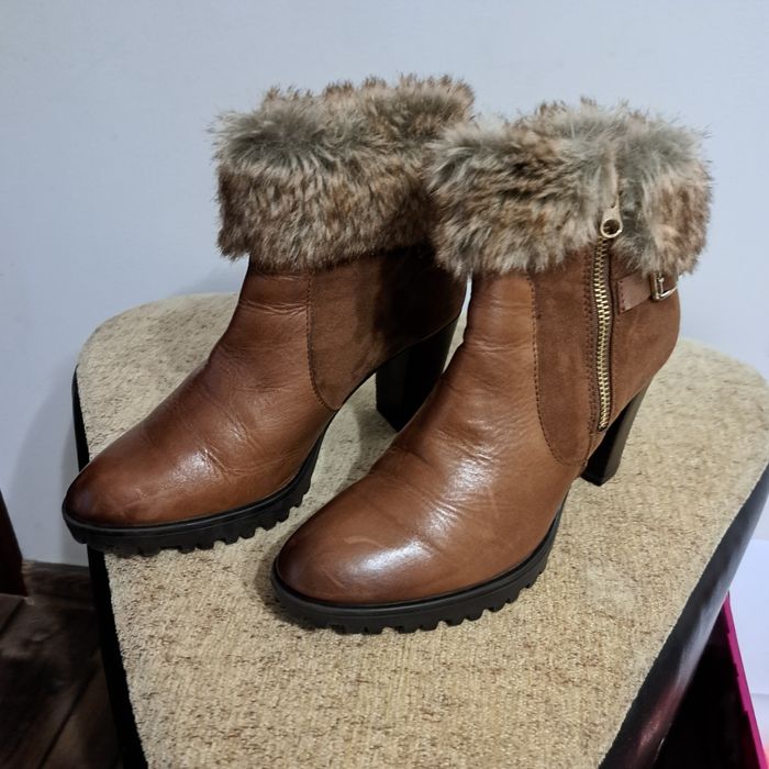 Vând botine femei Caprice, piele naturala