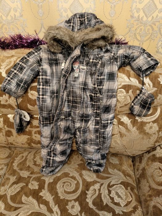 Продам зимние комбинезоны для детей на возраст 2 и 4 года