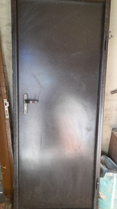 Продам металлическую дверь