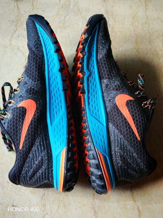 Adidași Nike negri