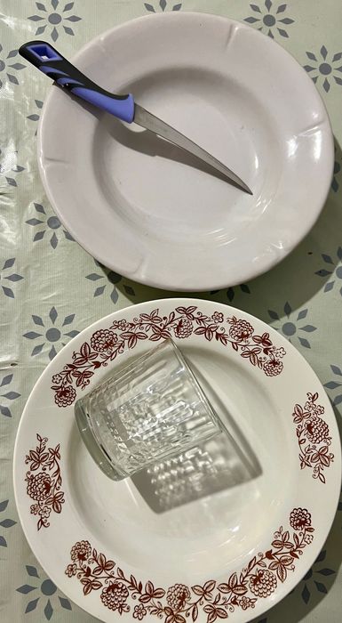 Тарелки, стакан, нож