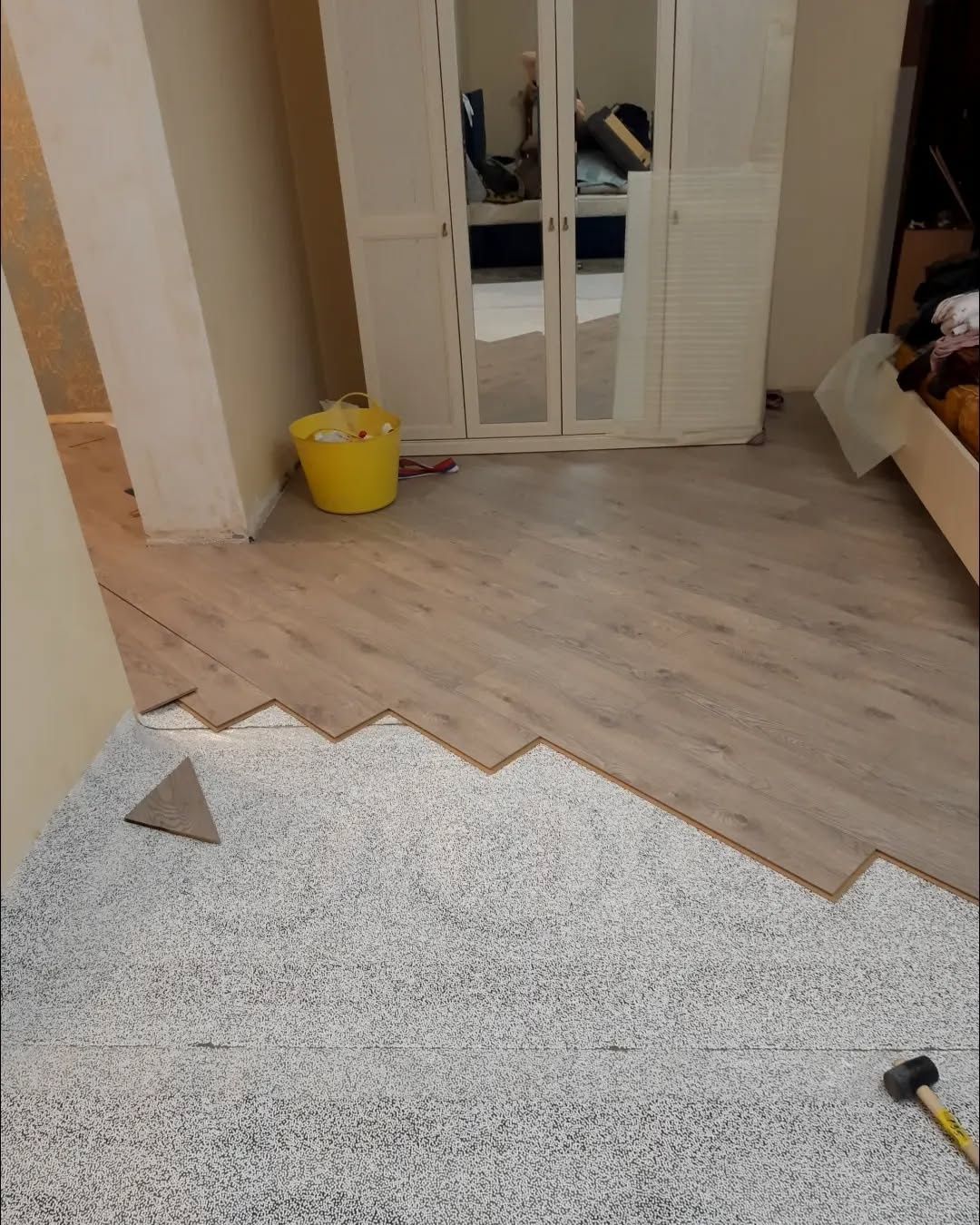 biz laminat pol,   pilastik , dekor patalok ishlarini sifatli qilamiz