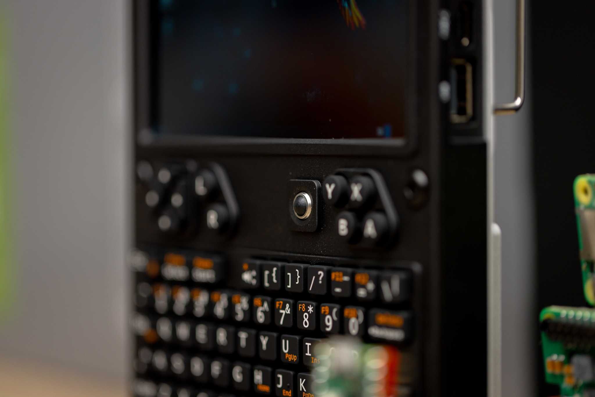 Consola Linux ClockworkPi uConsole cu RaspberryPi CM4