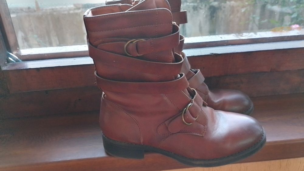 Здравейте продавам,почти нови боти .Естествена кожа .