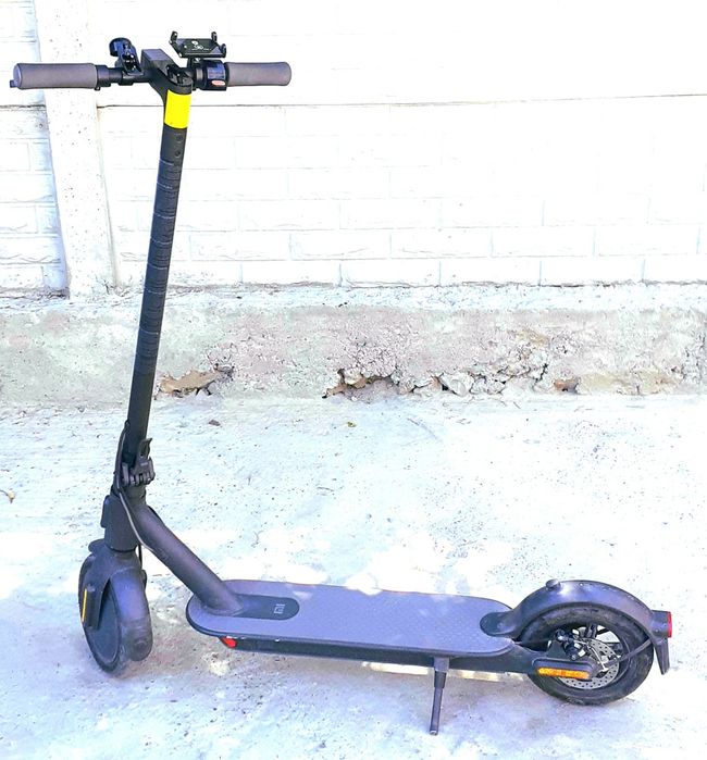 Срочно продаю электросамакат Xiaomi MI Electric Scooter Essential