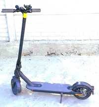 Срочно продаю электросамакат Xiaomi MI Electric Scooter Essential