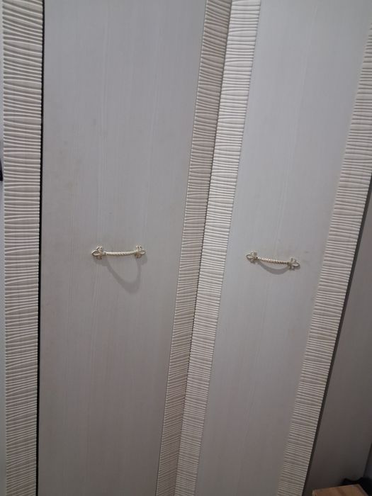 Угловой шкаф и стулья