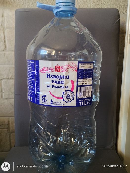 Празни 11 литрови бутилки от вода
