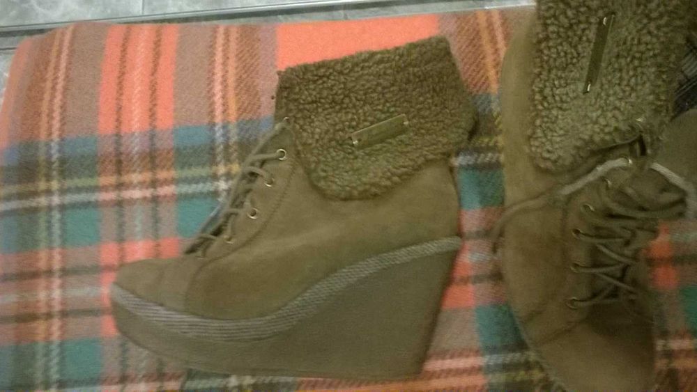 vand ghete dama Jennifer cu platforma marimea 36 pret 150 lei