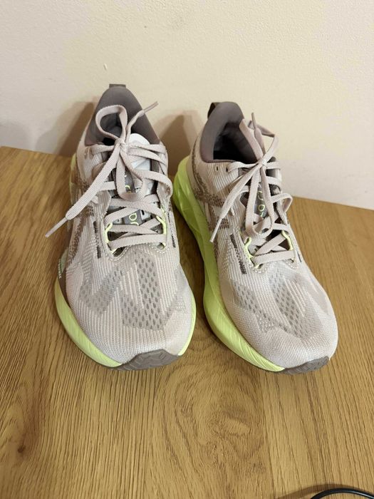 Дамски маратонки ASICS Novablast 5 – размер 38 (24 см)