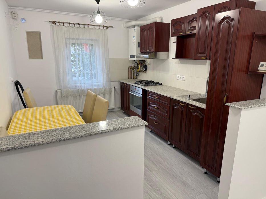 Dau in chirie apartament cu trei camere decomandat.