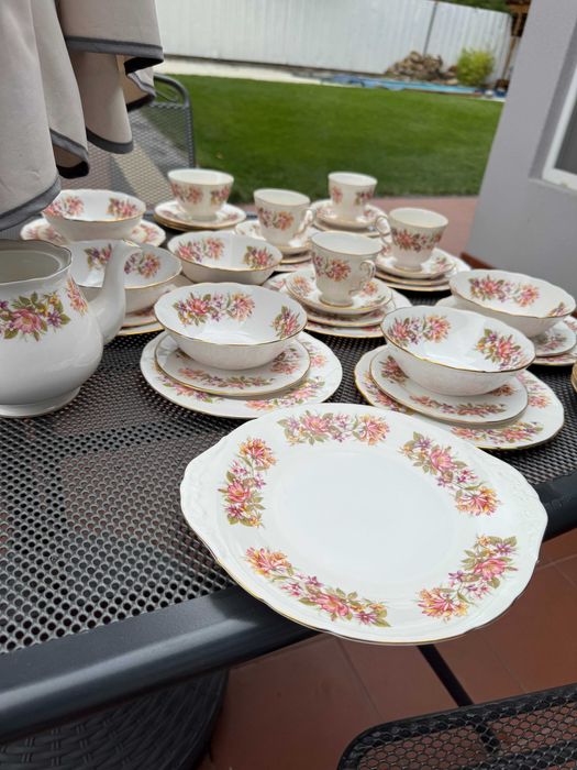 Английски сервиз Colclough “Wayside Honeysuckle” – 52 части