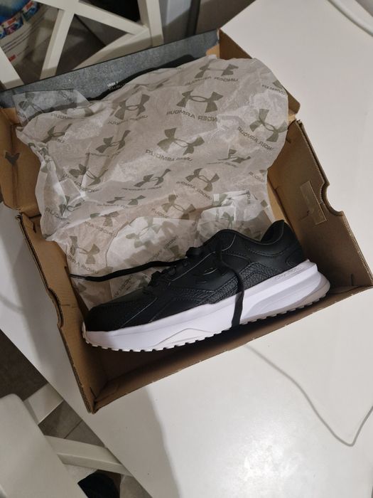 Vand adidasi under armour marimea 42.5