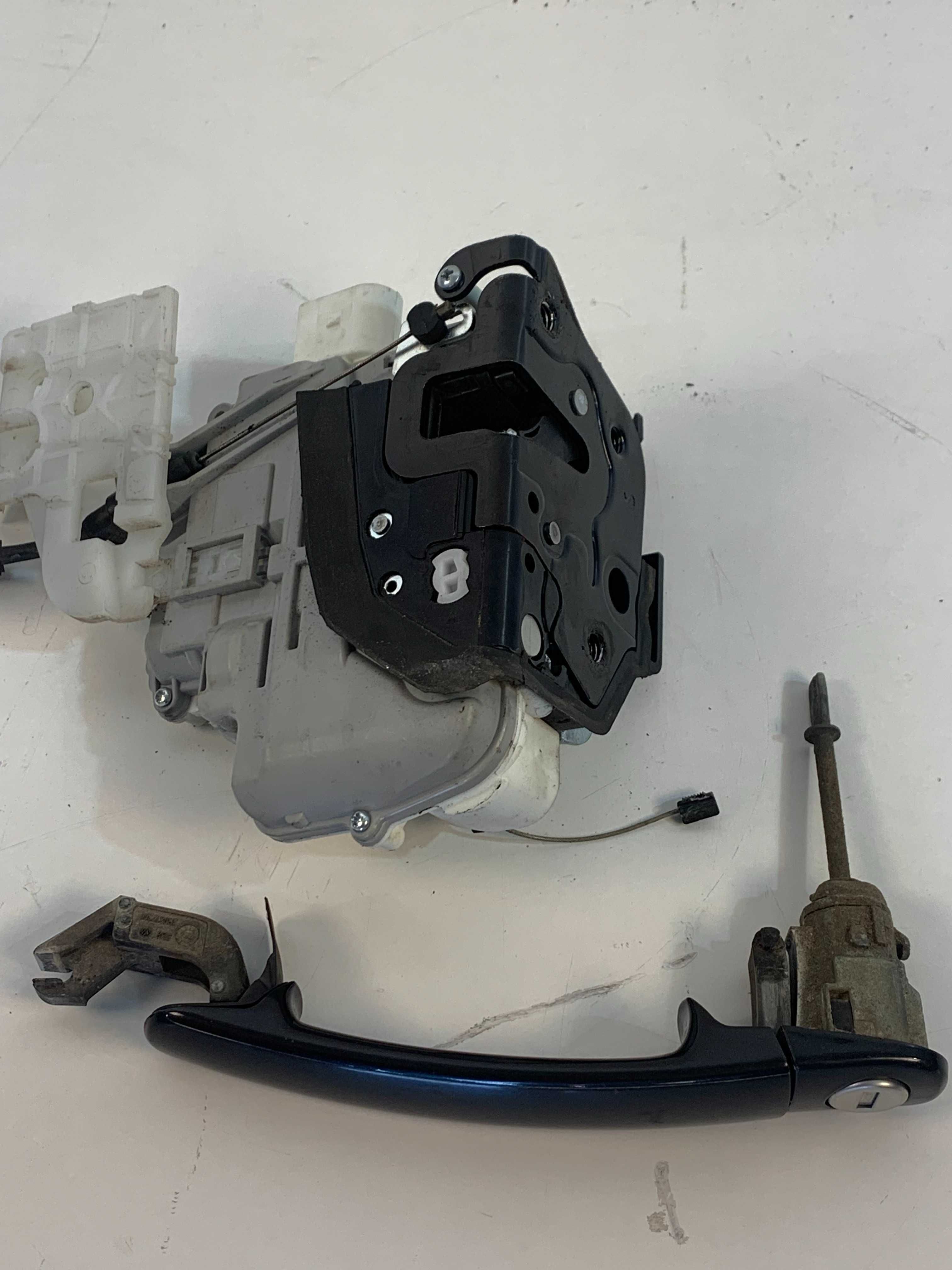 Предна лява брава външна дръжка патрон Seat Altea 3B0837207 5P0837867A