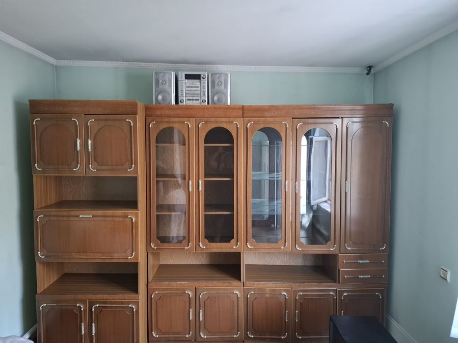 Стенка в зал. Шкаф витрина