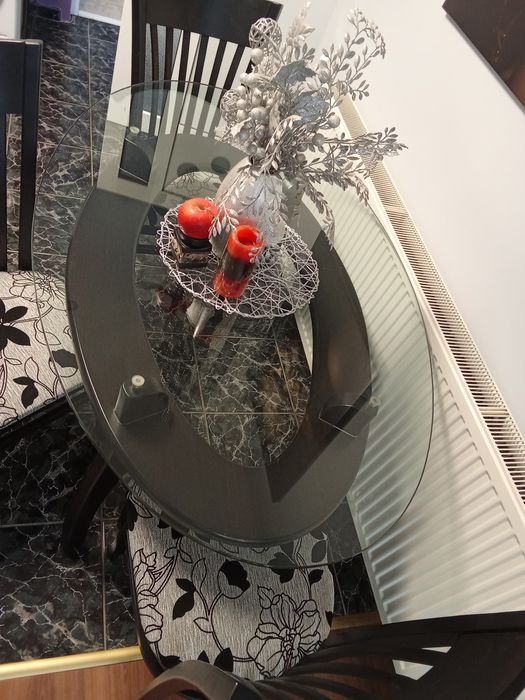 Продавам маса със 4стола от масивно дърво със стъклен плот.