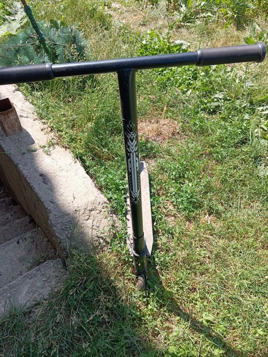 Самокат трюковой продам (длина рульа 65-60см) срочно продам