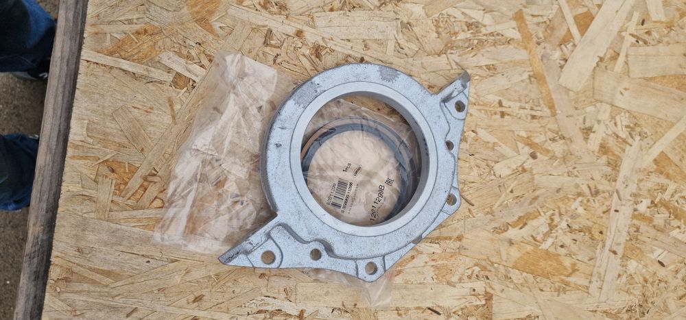 Capac cu semering motor tractor fiat 411.415 preț 450 lei se poate tr