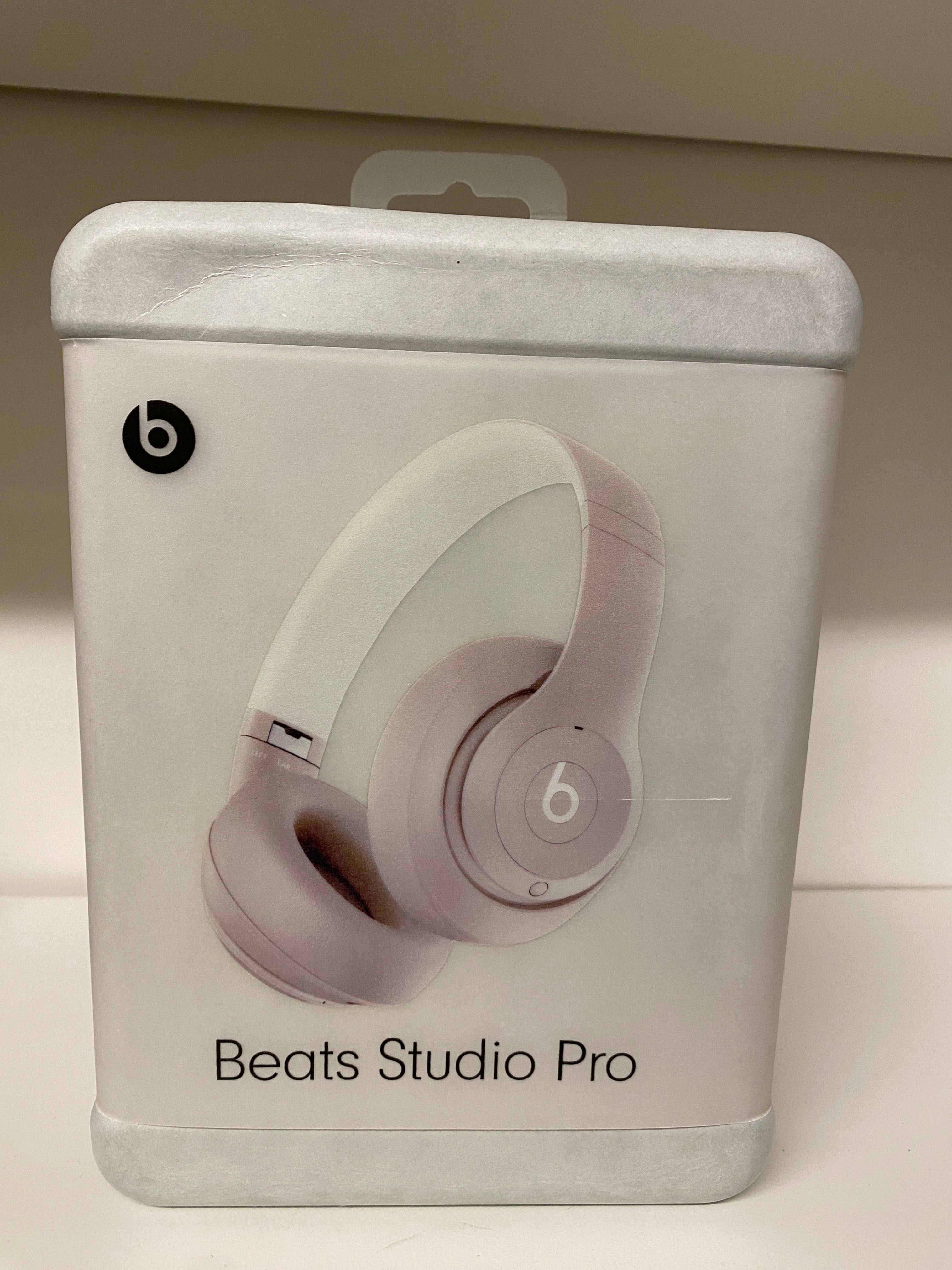 Beats Studio Pro бежови безжични слушалки ANC