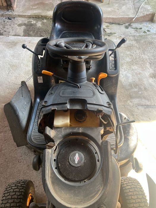 Tractoras partener tuns iarba