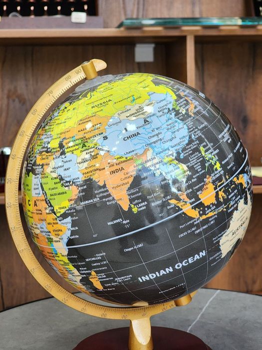 Глобус настольный с деревянной подставкой