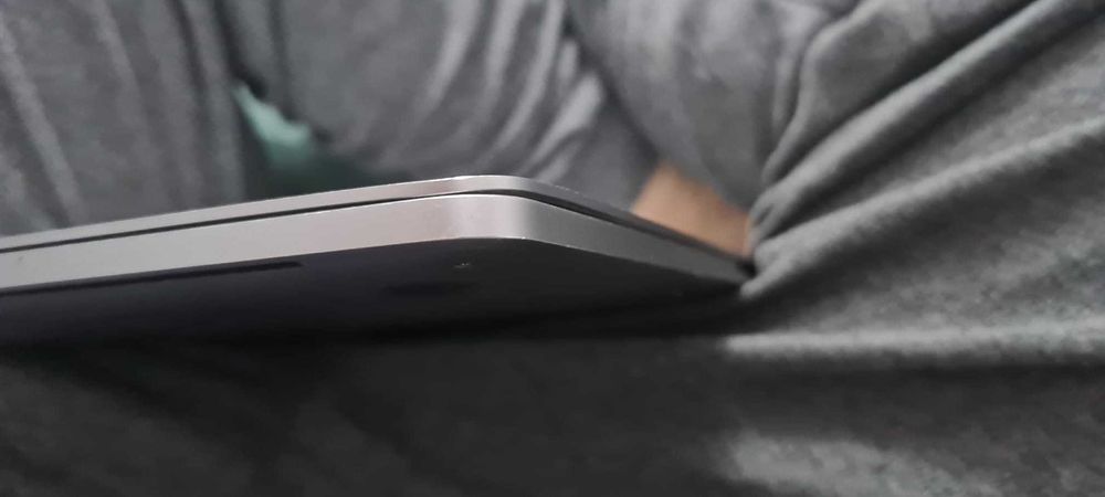 2019 MacBook Pro 15" i7 2.6GHz 32GB RAM 1Tb R560X Touchbar defect