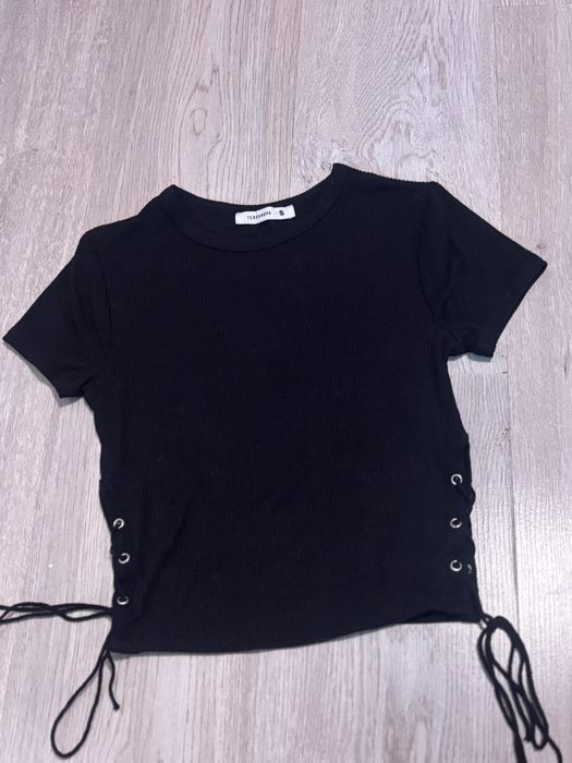 Черно тениска с връзки