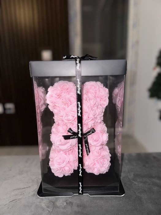 Подаръчно мече с вечни рози и елегантна панделка - идеално за празници