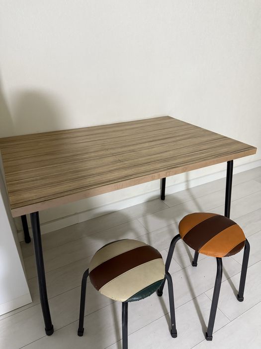 Продается стол с двумя стульями срочно!!