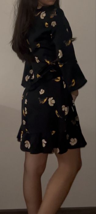 Красива сатенена рокля с воланче около кръста, Zara, размер S