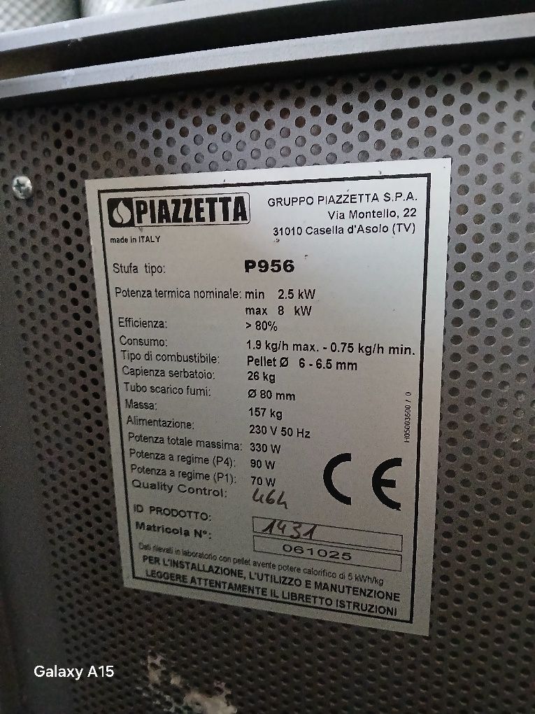 Șemineu pe peleți și lemne