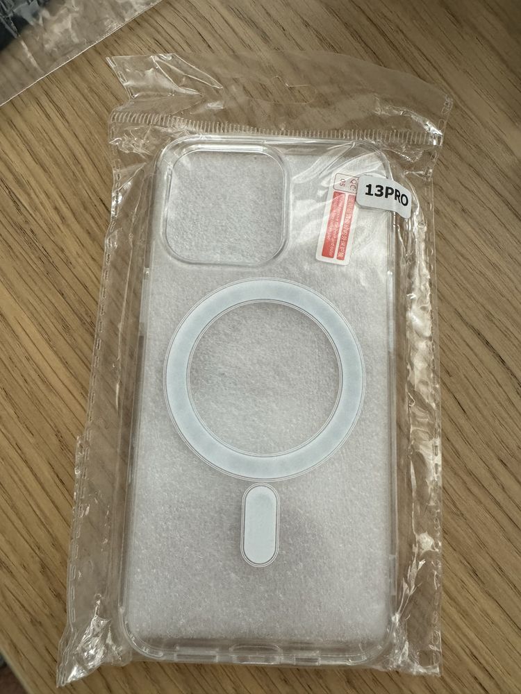 Vand husa transparenta iPhone 13 Pro cu Magsafe