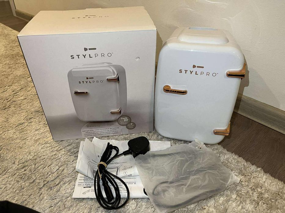 Мини козметичен хладилник Stylpro
