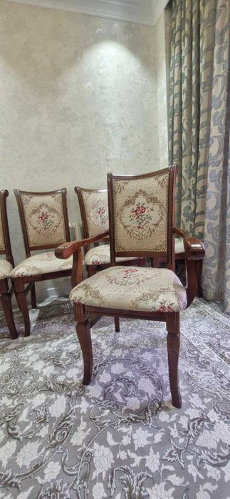 Стол ва стуллар тўплами сотилади