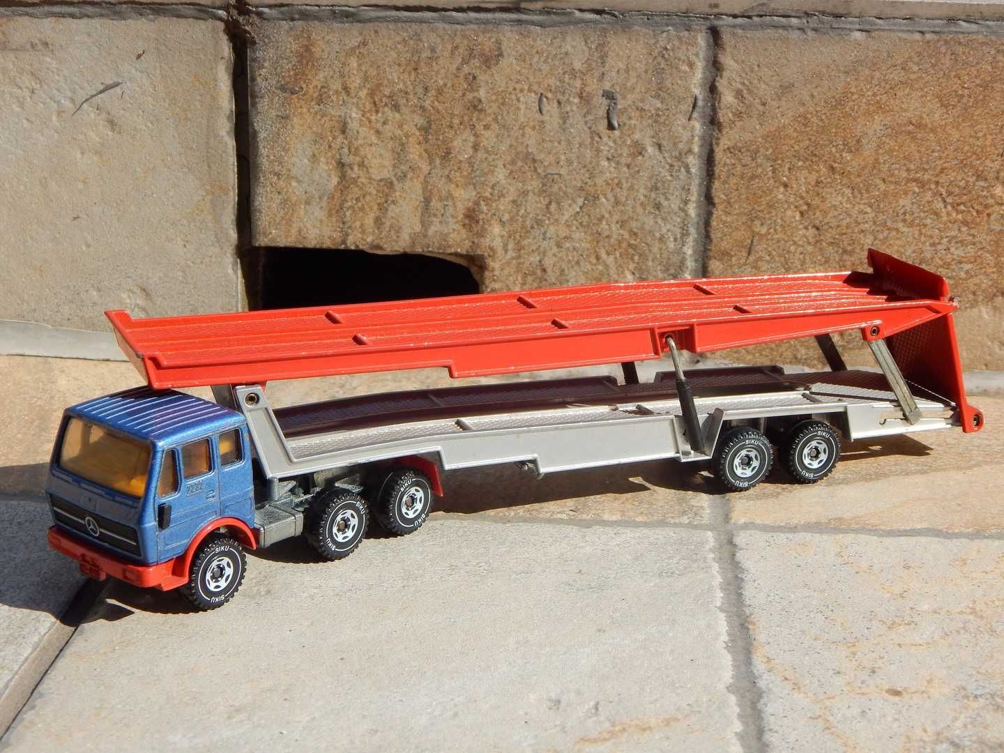 Macheta cap tractor Mercedes 2232 cu trailer auto Siku Germania 1:55