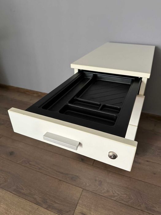 birou premium 140x140cm marca Techo cadru aluminiu blat pal alb