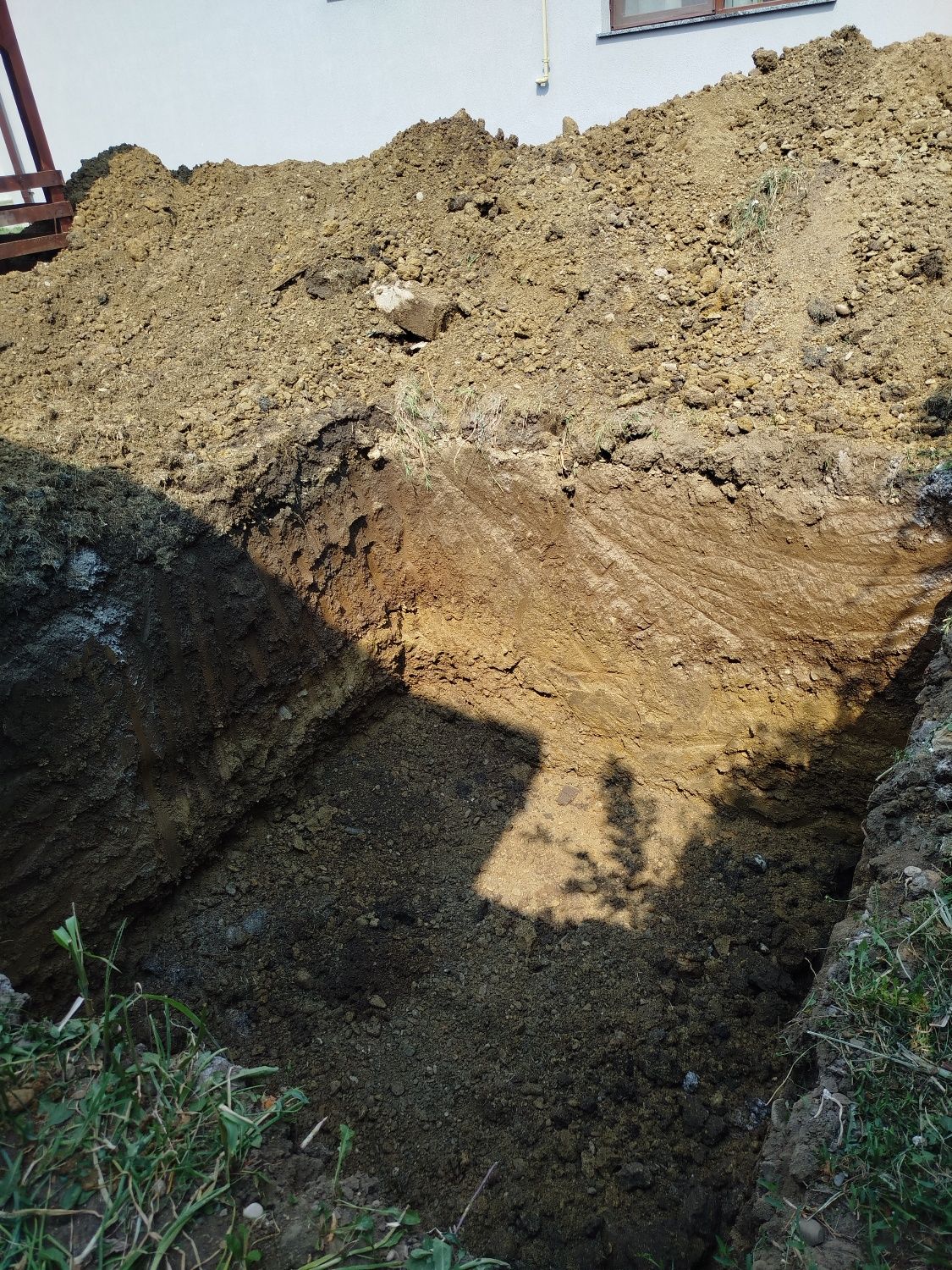 Execut lucrări cu miniexcavator