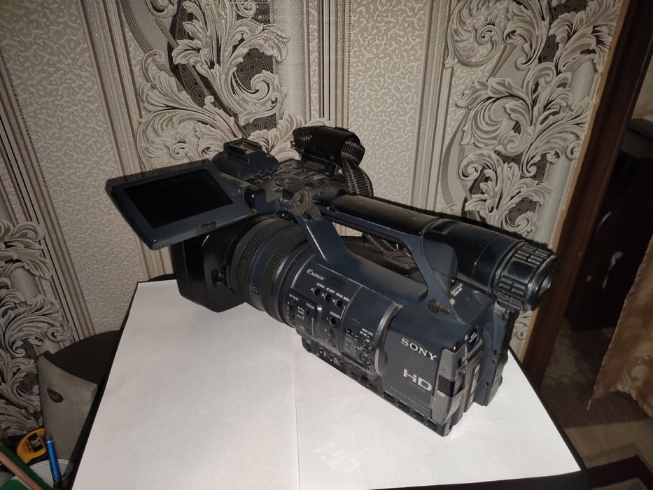 Видеокамера SONY AX 2000