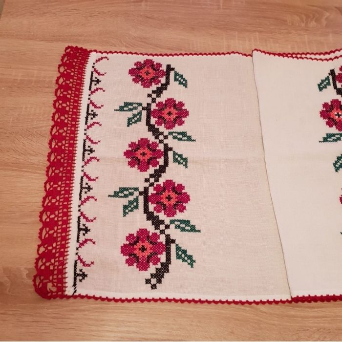 Prosop/ștergar tradițional lucrat manual pe etamină