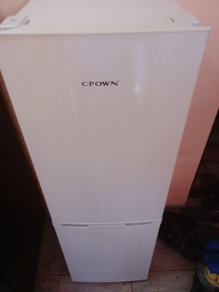 Хладилник с фризер Crown