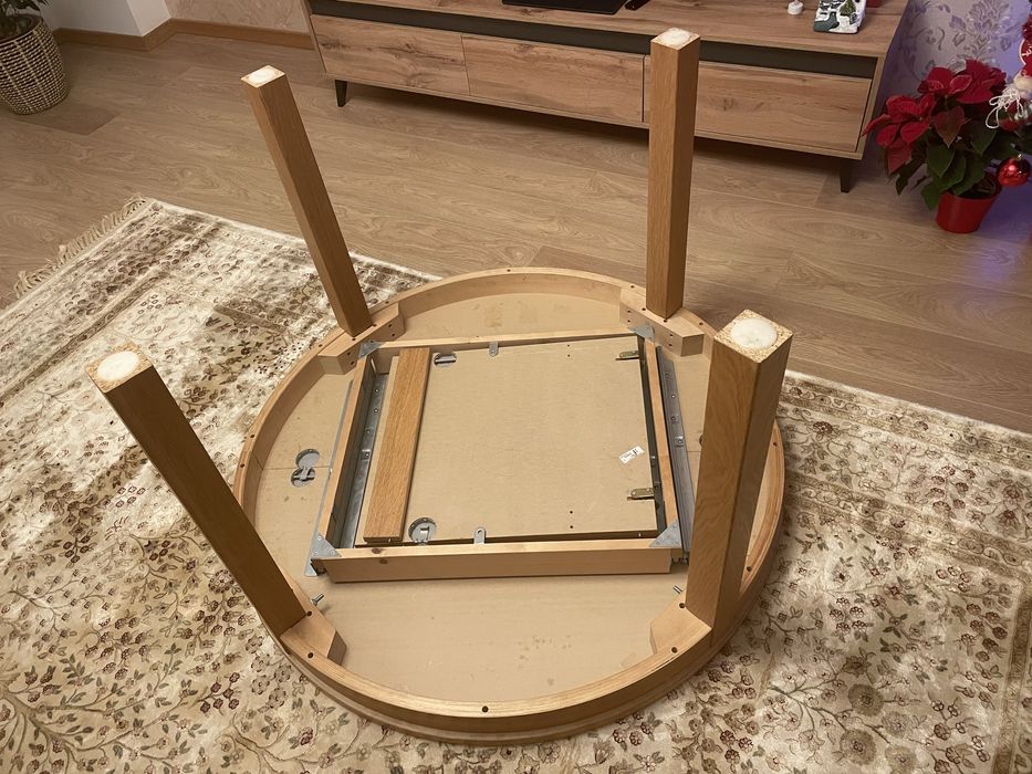 Masa rotunda extensibila din lemn. IKEA