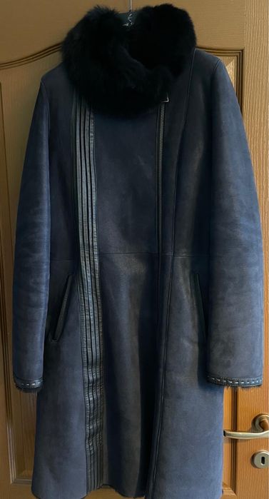 Haină elegantă din piele întoarsă cu guler din blană naturală