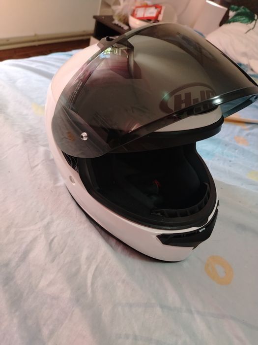 Vând 2 căști moto mărime s una purtata doar o data celalalt de câteva