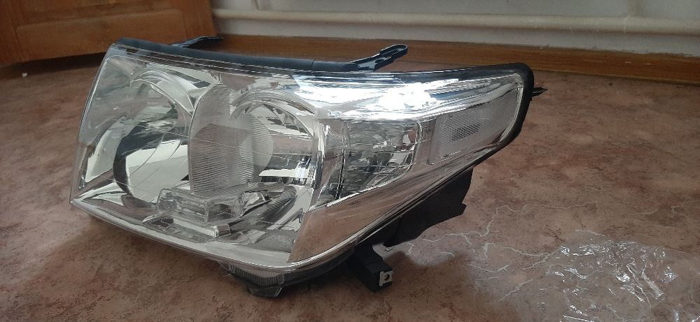 Продам левая фара от Ланд Крузер 200