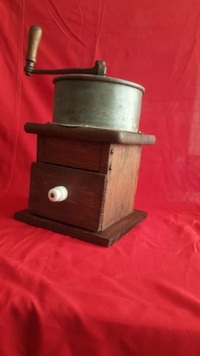 Старинни-  кръчмарска  мелница кафе и Действащ модел  на парна машина